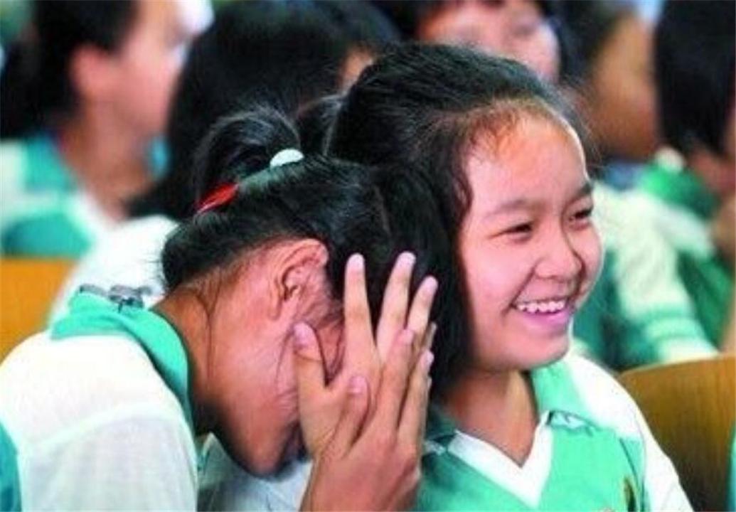 女孩子第一次来例假妈妈该怎么说,女儿初次来例假该怎么教育