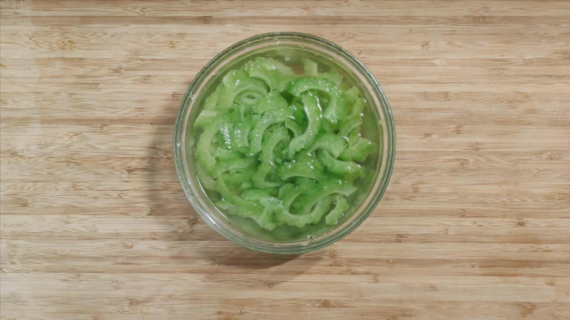 苦瓜怎么炒才不苦好吃,苦瓜要怎么炒才好吃又不苦