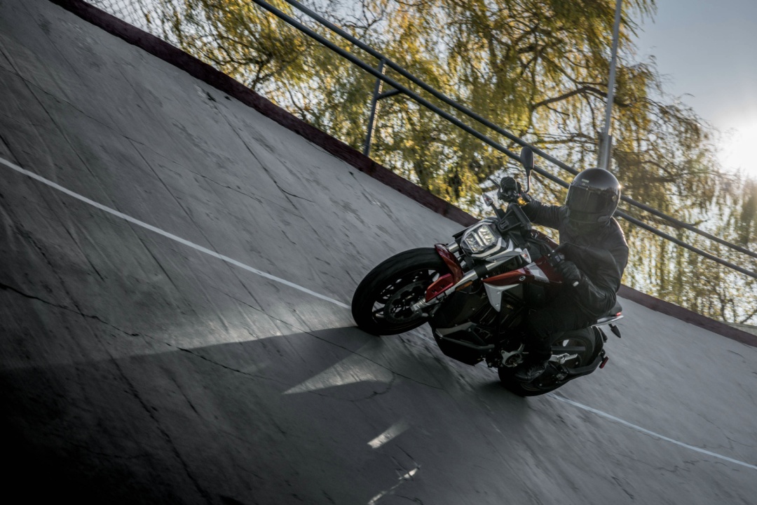 怎样解决电池续航短的问题,锂电池维持高续航能维持几年