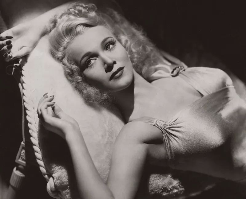 梦露最早的封面照,梦露一开始是金发吗