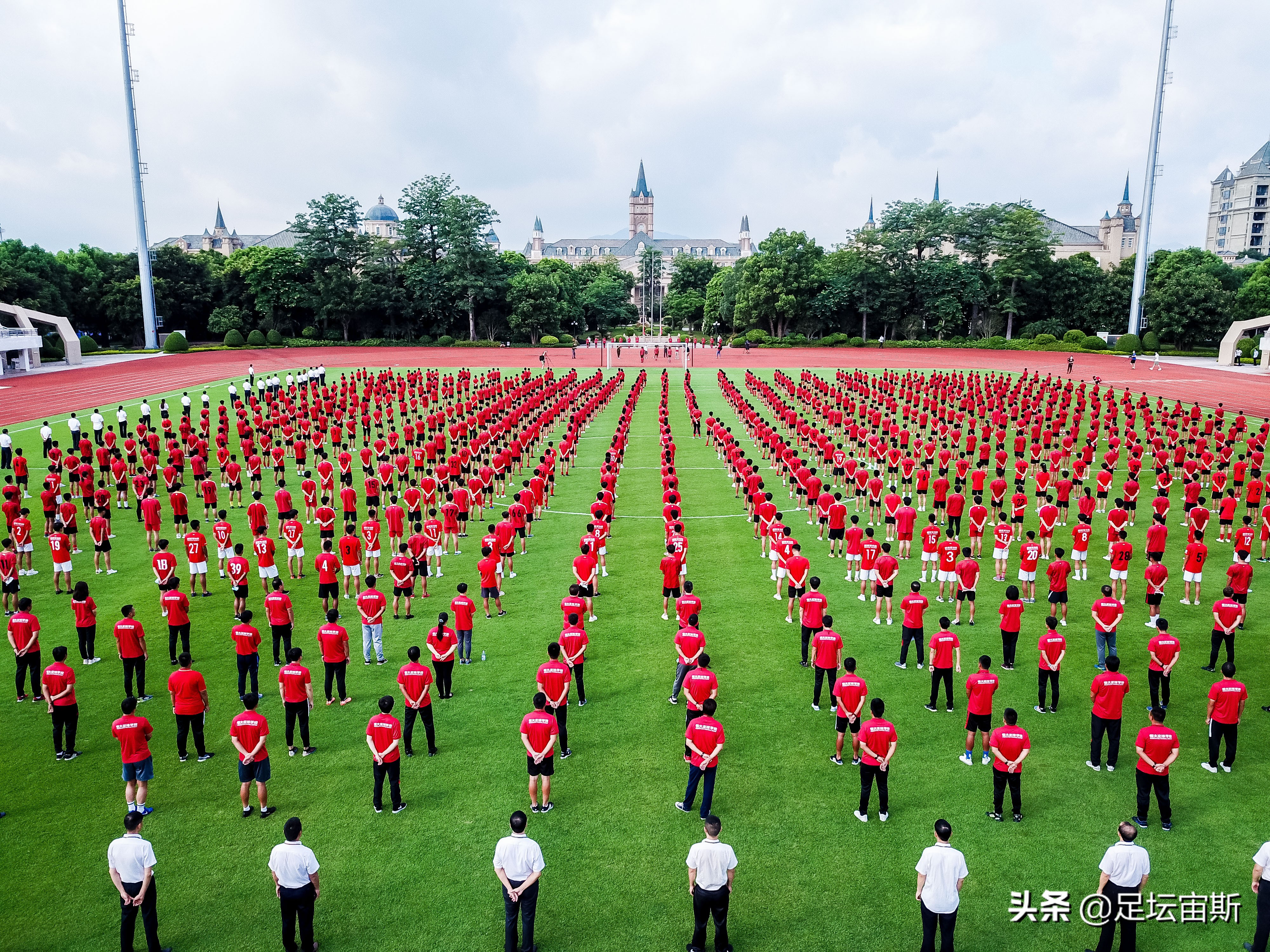恒大足校崛起藏玄机，学生可享受C罗酷爱的水疗获刘翔式治疗保障