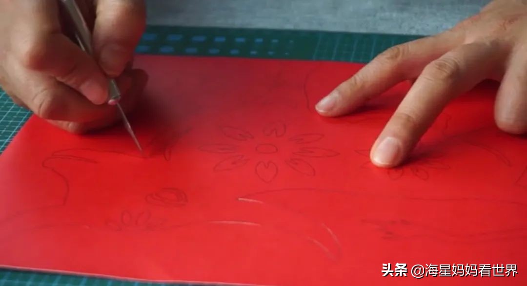 春节喜气洋洋大红灯笼高高挂,红红火火喜气洋洋百家姓灯笼