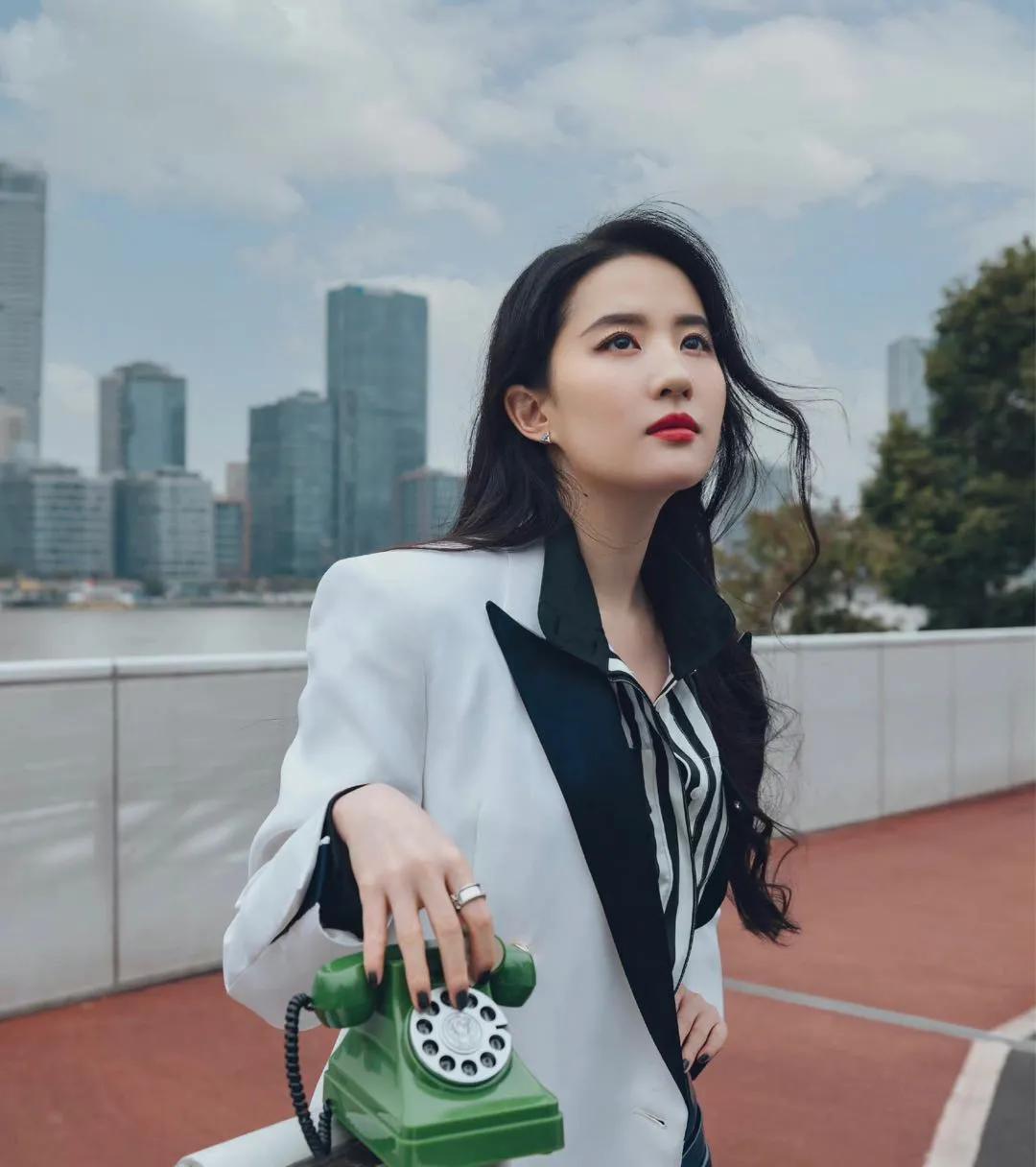 lv大秀单品采访怼脸,lv大秀明星红毯朱一龙