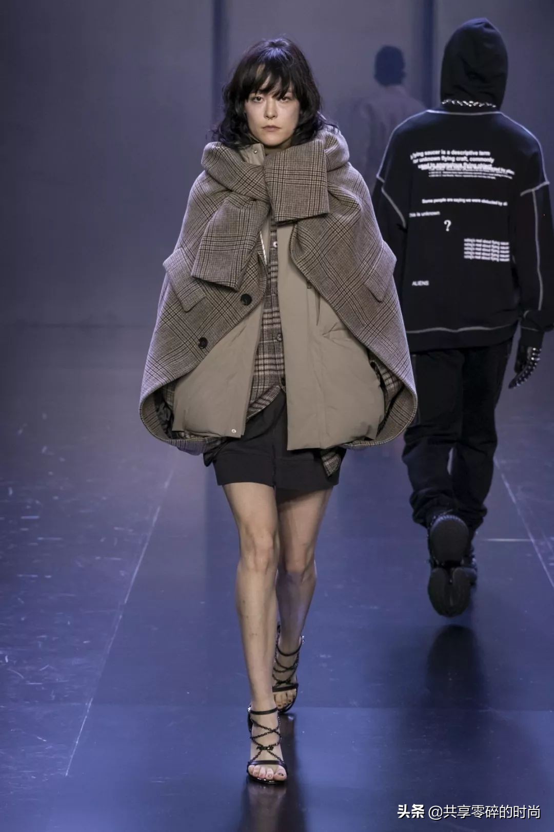 太平鸟女装新年穿搭,2022春夏巴黎时装周互动云秀场