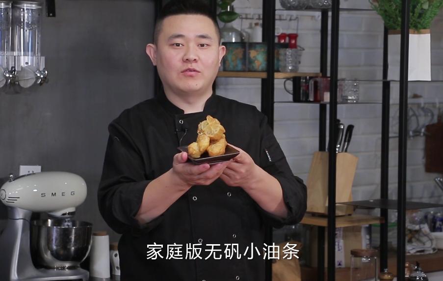 厨师长教你一个炸油条的方法,无矾油条配方及做法