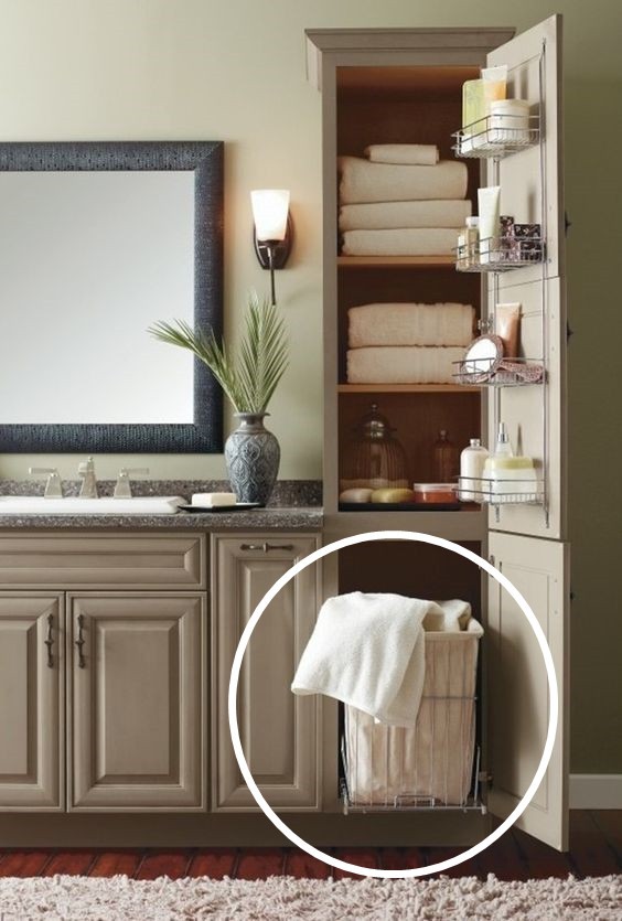 浴室柜侧面开个小口，脏衣篮藏里面正好，省地操作，邻居都夸绝了