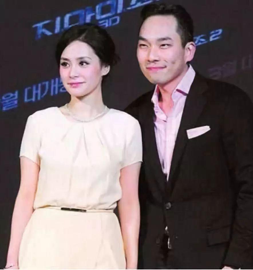 阿娇演港女,阿娇不笑和笑起来的对比照