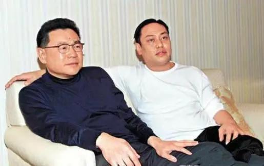 14岁辍学27岁身家过10亿,十五岁辍学养家梁朝伟