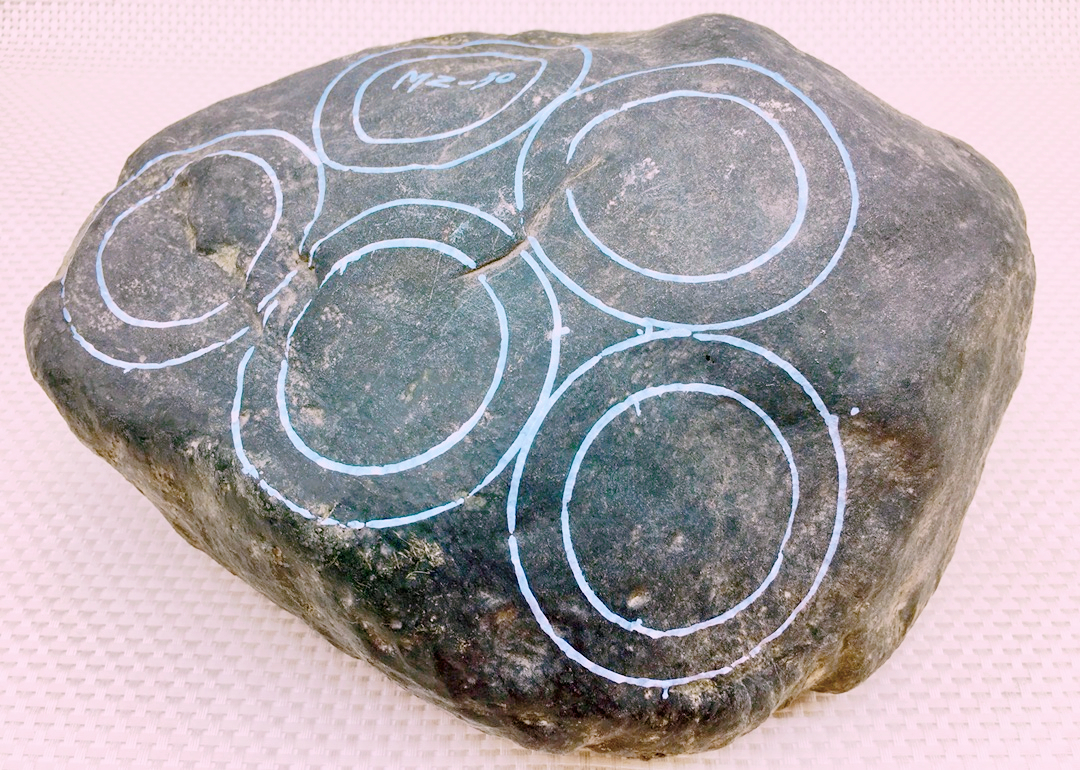 河床上布满翡翠的河，村民全天看守，拉动了当地经济