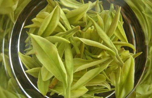 天目湖白茶不仅是“中国世博十大名茶”，它的汤色更是鹅黄明亮