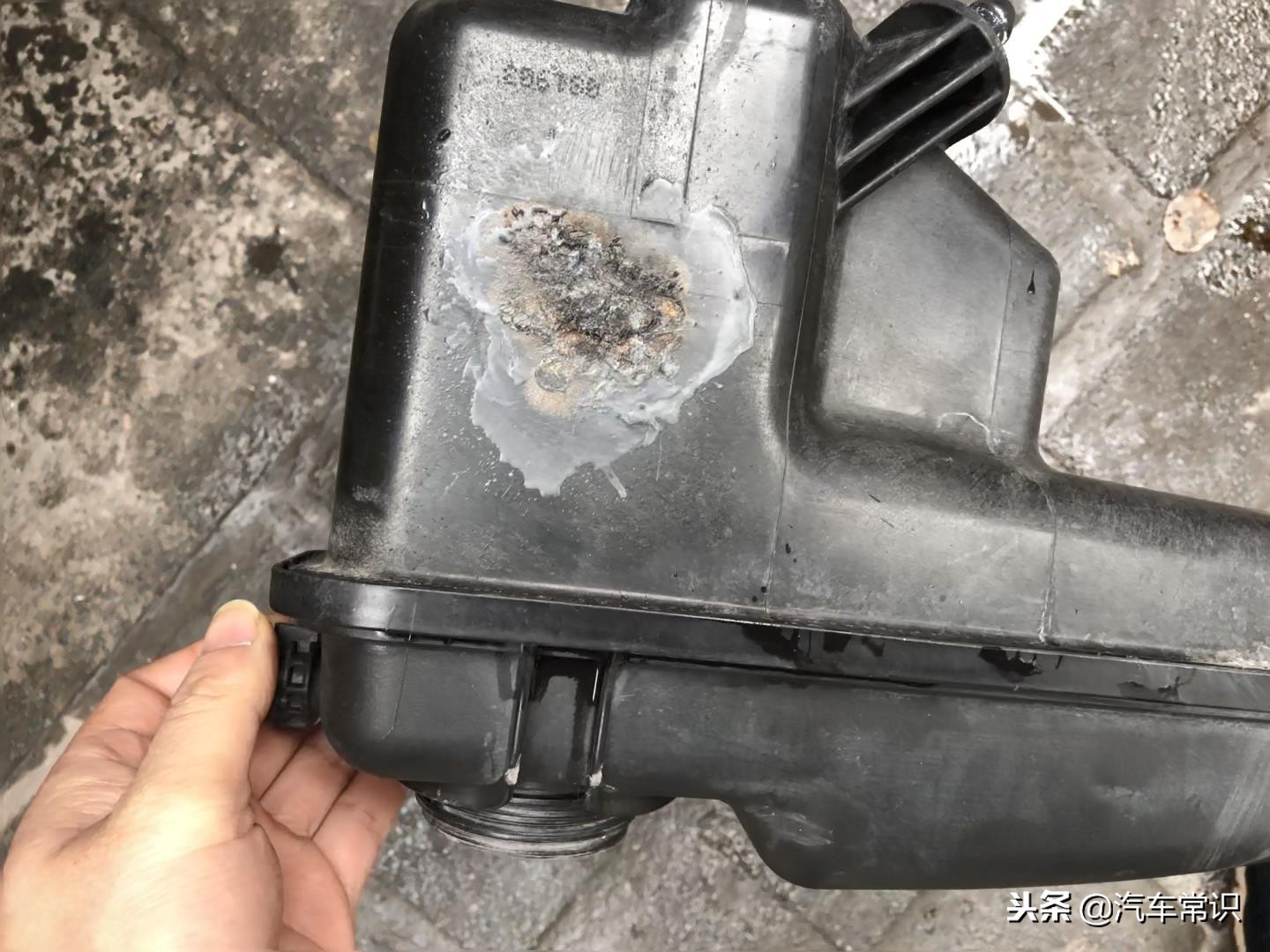 发动机水堵漏水需要全部更换吗,发动机水箱漏水最快的修补方法