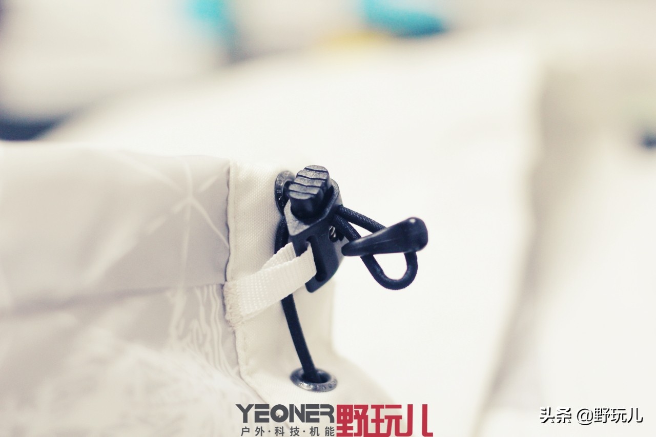 冲锋衣三合一discovery,贝爷穿的户外冲锋衣什么品牌