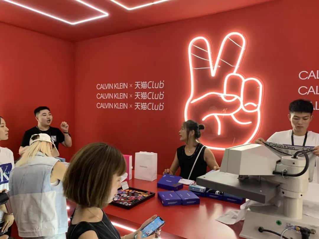 What！竟然有人冬天只用穿这一条裤子……赛格CK快闪店给你答案