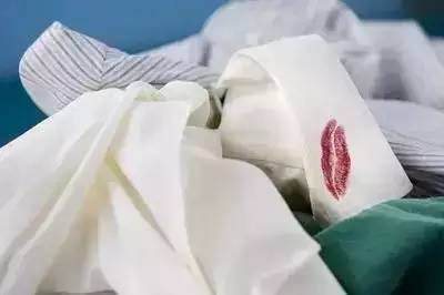 衣服染上了别的颜色怎么才能洗掉,衣服上染上别的颜色怎么才能洗掉