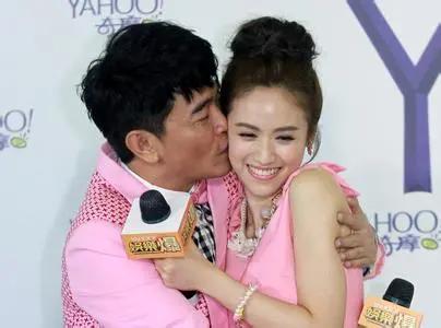 在公共场合亲吻30岁女儿、开黄腔，每天要亲100次，太恶臭了