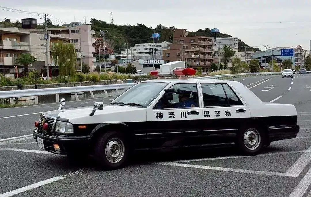 日本交警超跑,日本交警开跑车皇冠