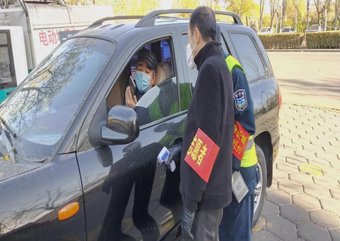 凝心聚力全民战“役”——红袖标警色蓝志愿红绘就最美色彩