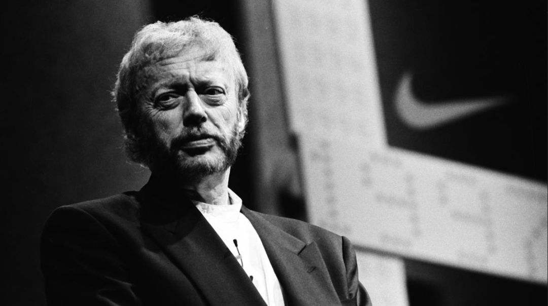 耐克董事长菲尔奈特年收入,耐克创始人菲尔奈特成长经历