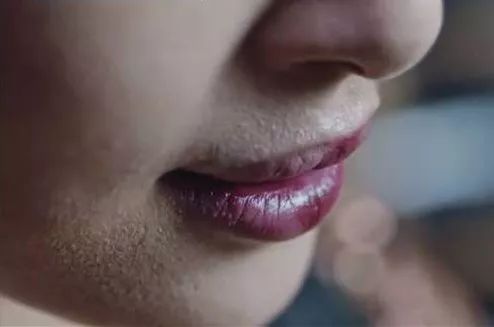 底妆浮粉和卡粉的区别,瑕疵皮底妆如何更服帖不浮粉