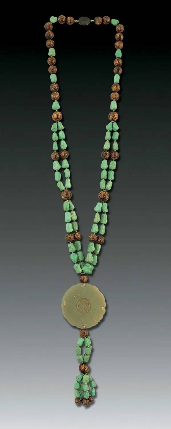 绿松石是一种非常古老的宝石,绿松石的真实历史