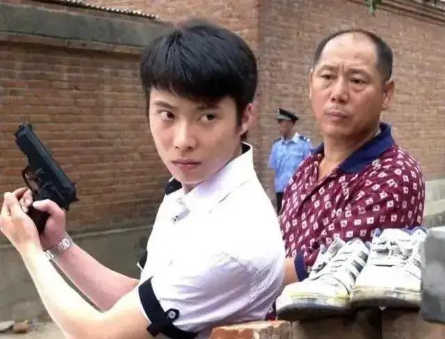 李诚儒高光时刻身价,年轻时期的李诚儒