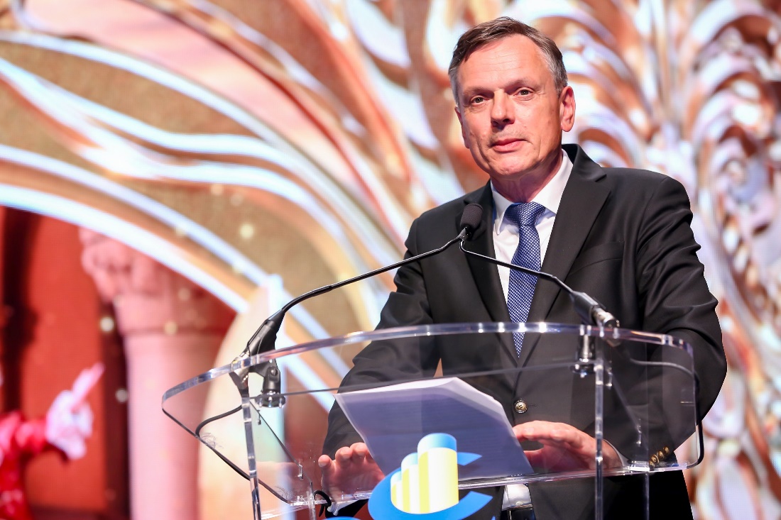 专为中国市场定制的歌诗达·威尼斯号抵达上海能涮火锅能打麻将