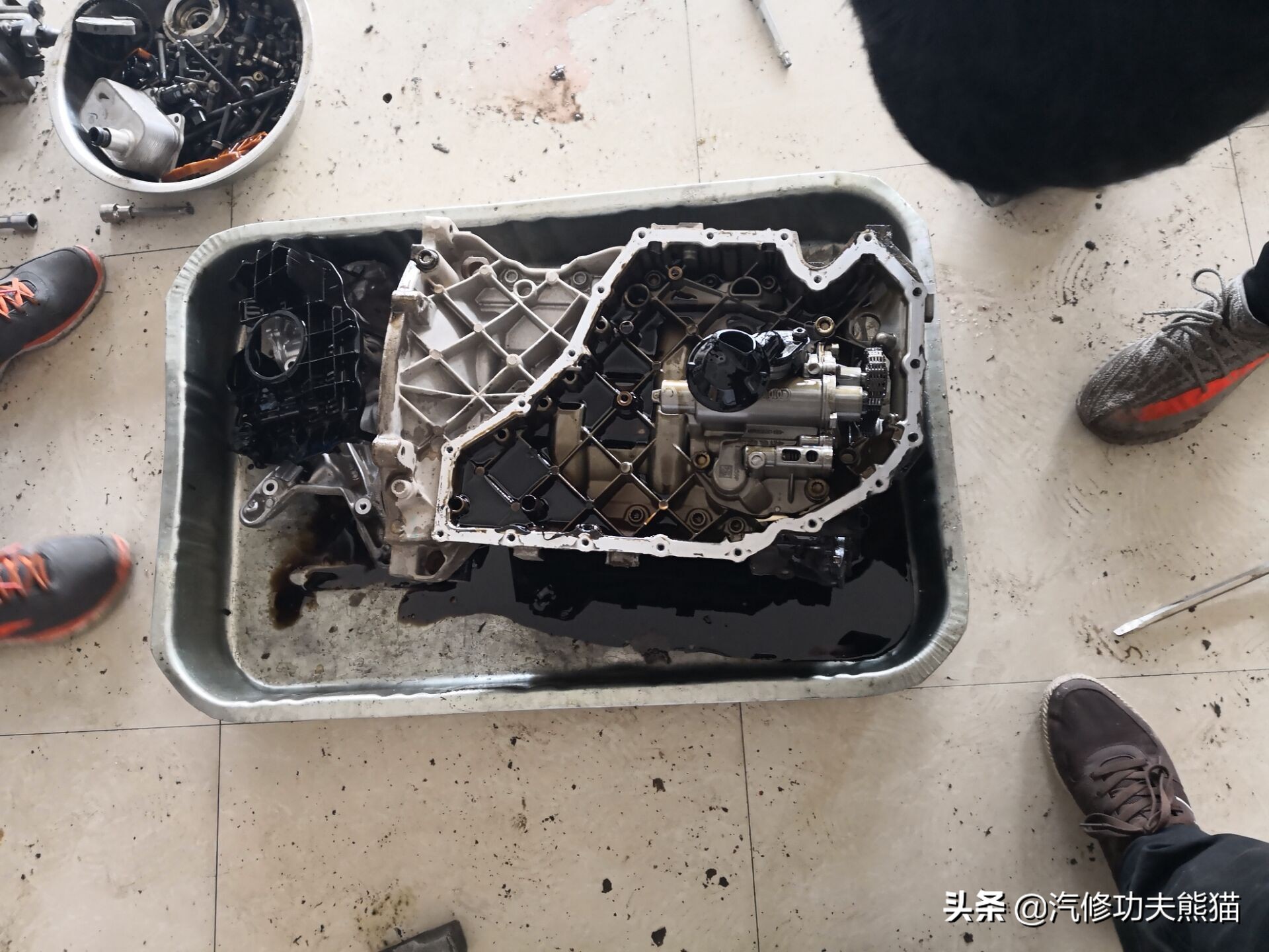 奥迪q53.2自吸发动机烧机油吗,12款奥迪q5发动机烧机油改进