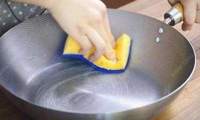 铁锅做饭为什么容易粘锅,铁锅做饭发黑还生锈