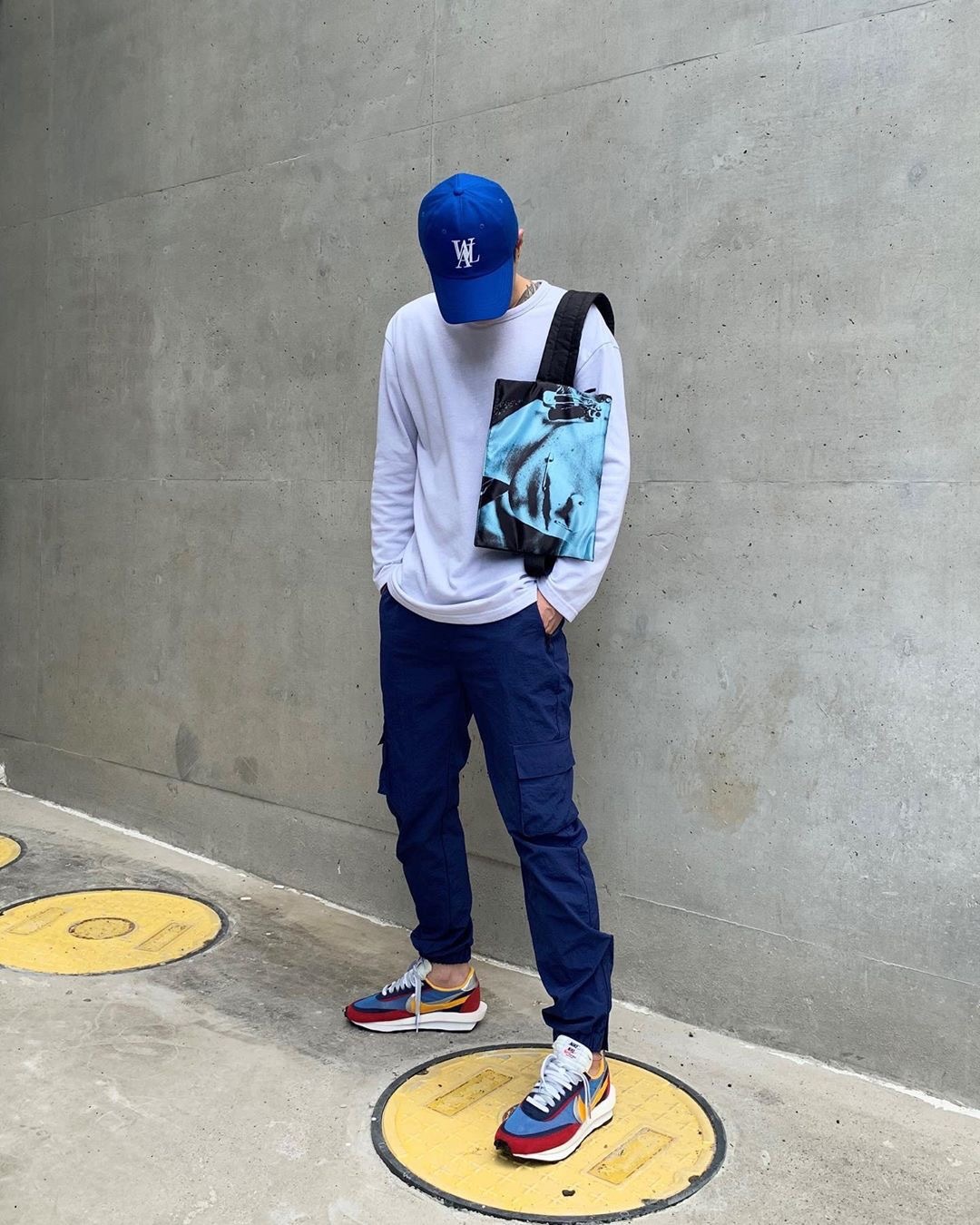 还在穿阔腿裤的你可能不知道,时髦精都悄悄穿起了束脚裤和背带裤