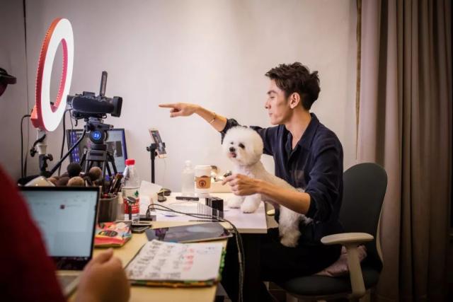 李佳琦直播“翻车”：这不见得是一件坏事