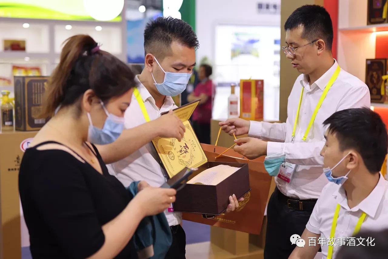 丝博会上的百年故事酒，醇厚酒香魅力绽放