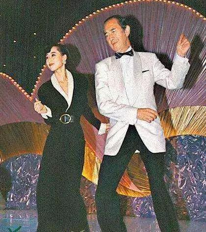 香港豪门最惨原配!生前帮贫穷小子成首富,死后还要被他利用?