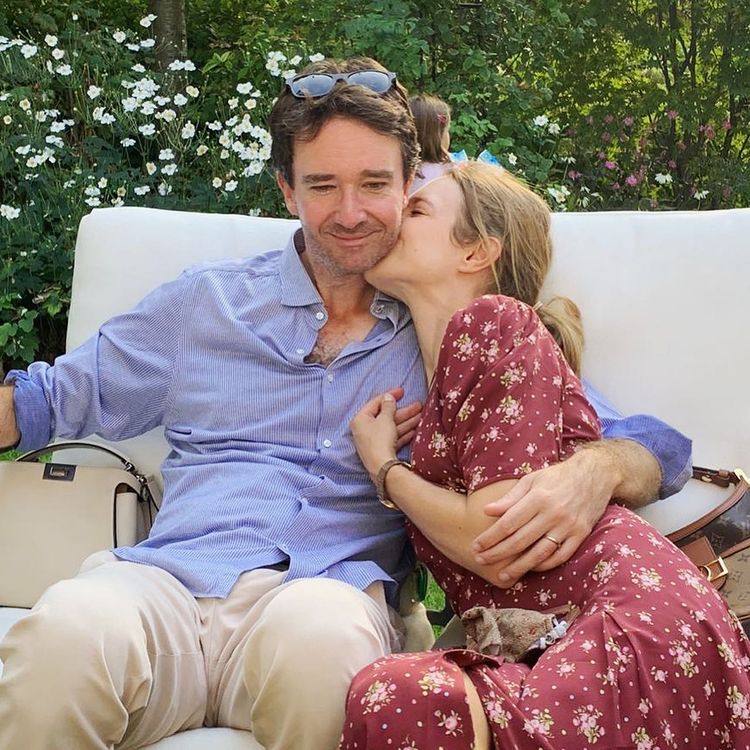 LV太子妃和老公恩爱游意大利！印花少女风穿搭真嫩，儿子比她都高