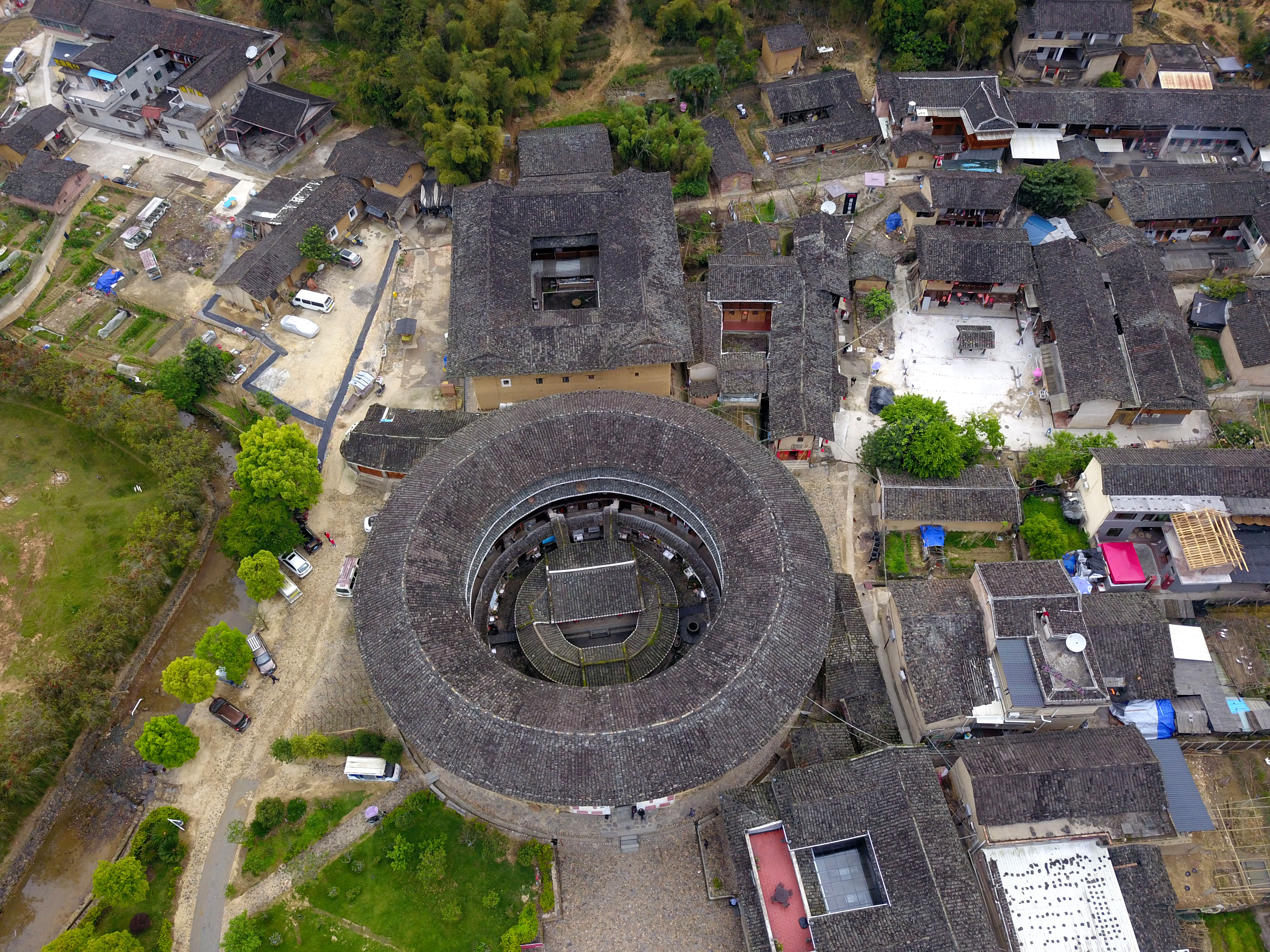 福建漳州土楼和永定土楼哪个好玩,漳州神奇的土楼