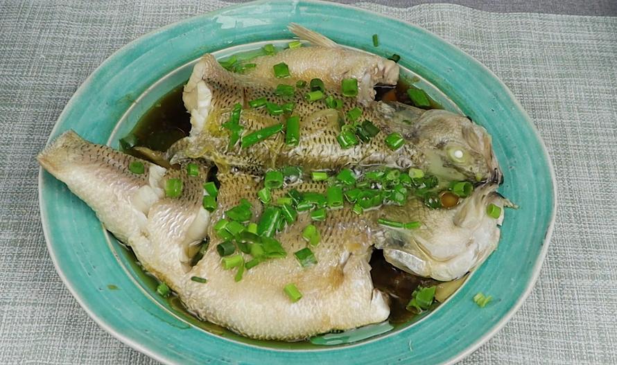 清蒸鱼用冷水蒸鱼还是用热水蒸鱼,热水蒸鱼要蒸几分钟比较好