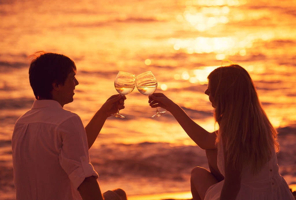 妻子和情人逛街被丈夫撞见,妻子与异性逛街被老公暴打