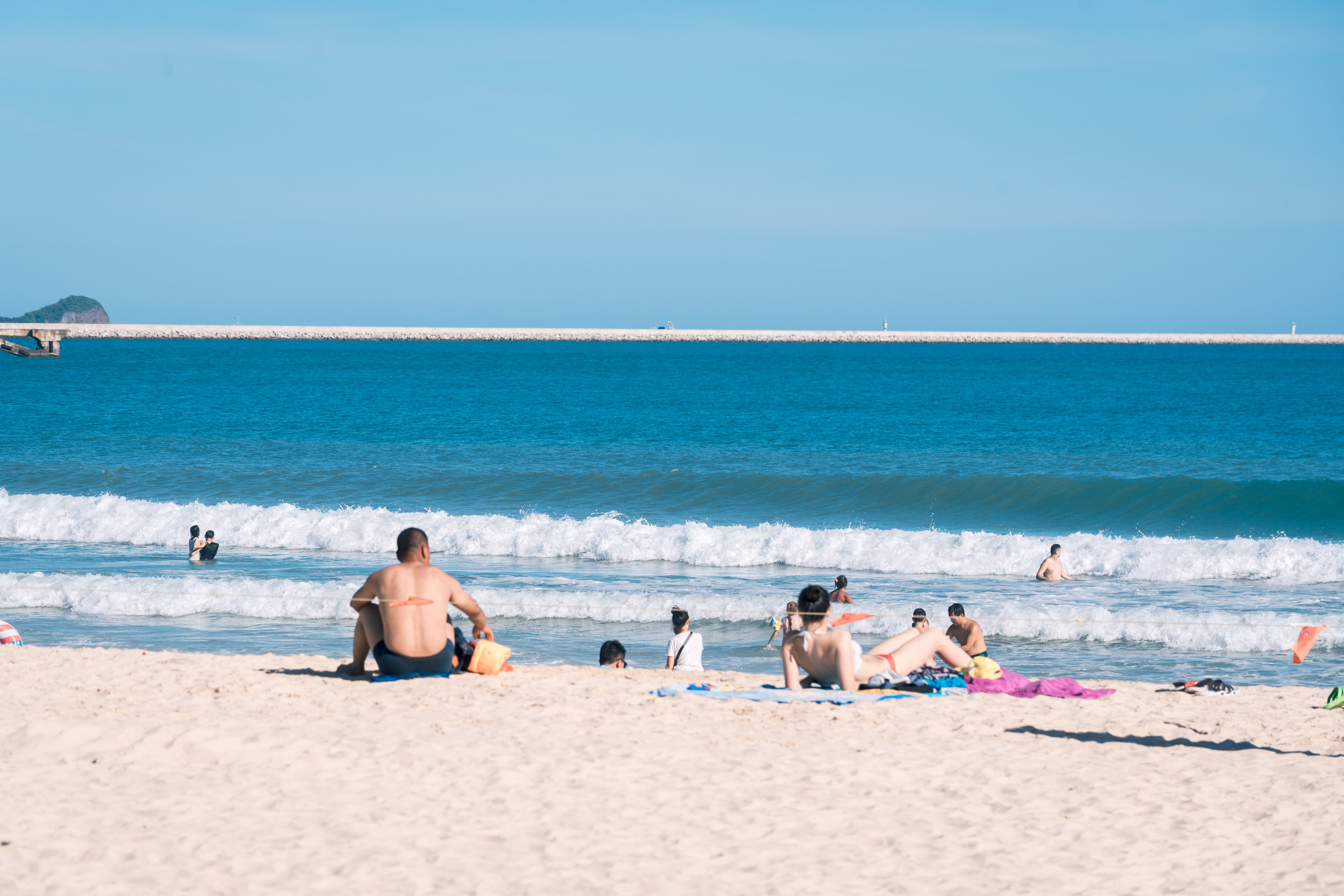 三亚大东海人山人海,2018年三亚大东海游客挤爆图片