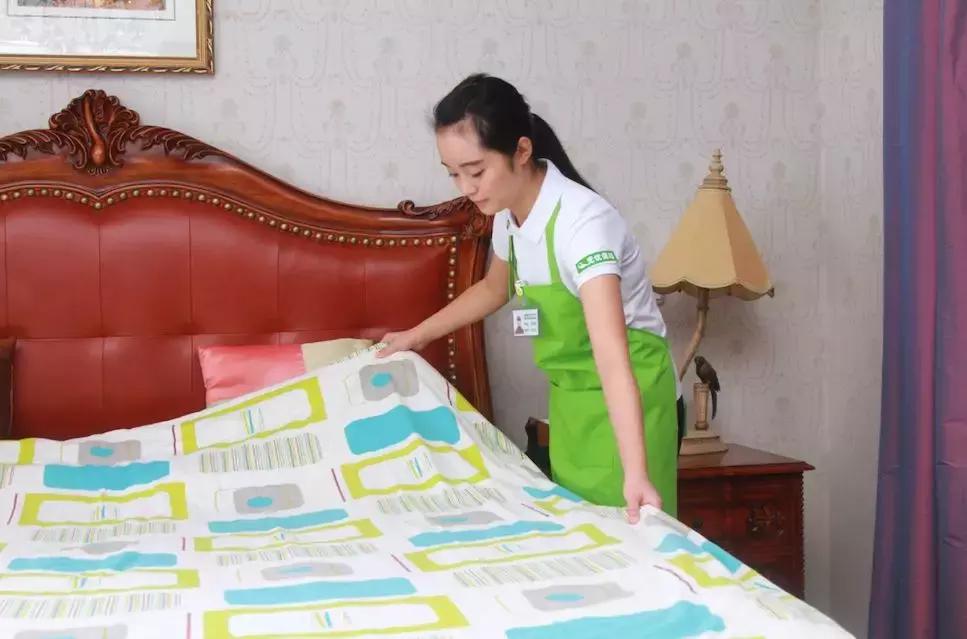 年轻人该不该投身家政服务业？