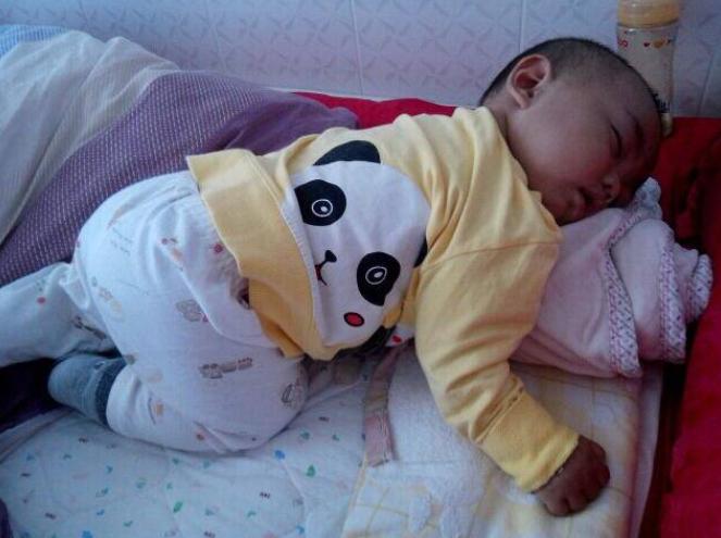 带娃睡觉总被“踢醒”，孩子睡觉“来回滚”，不只是淘气而已