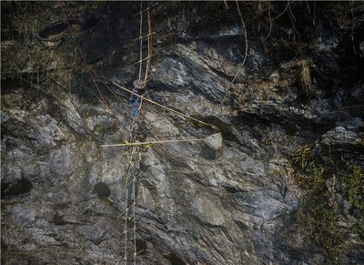 喜马拉雅山悬崖上采蜜人,喜马拉雅山采蜜人完整版