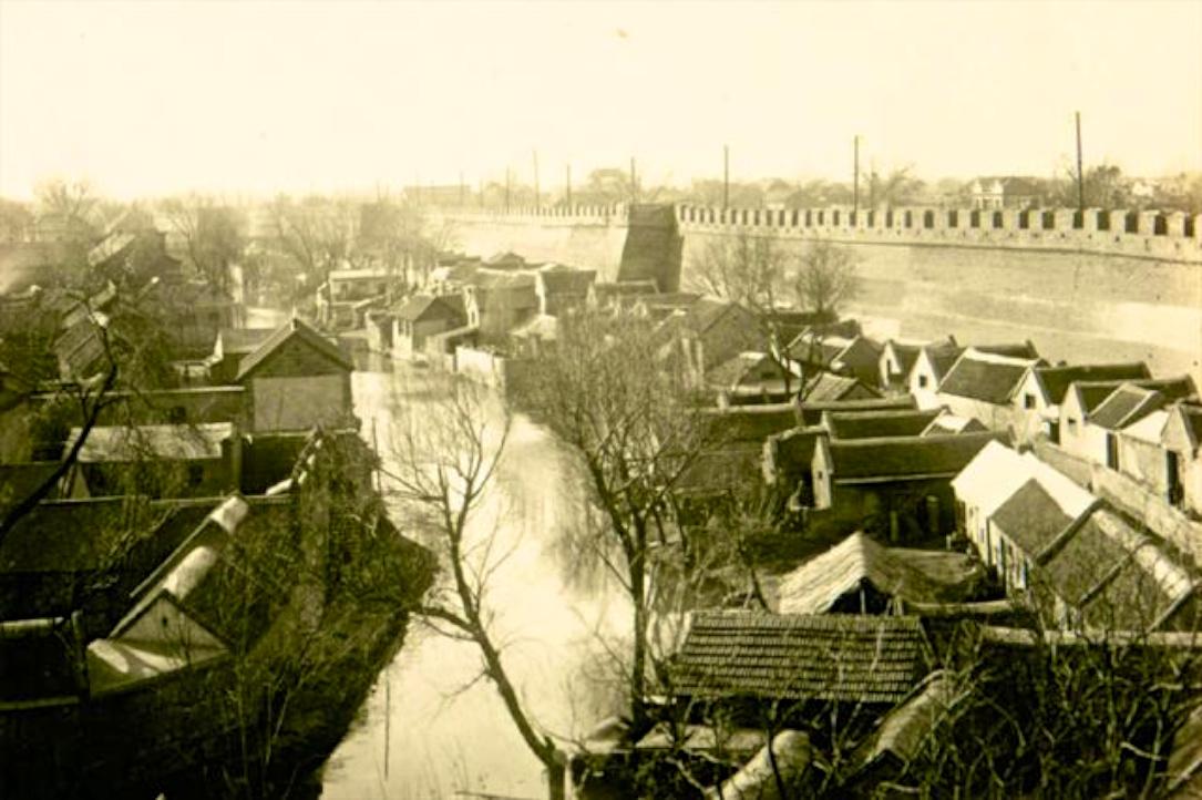 军区政治部主任讲话,副科长将座位调前开枪刺杀,令毛主席震惊