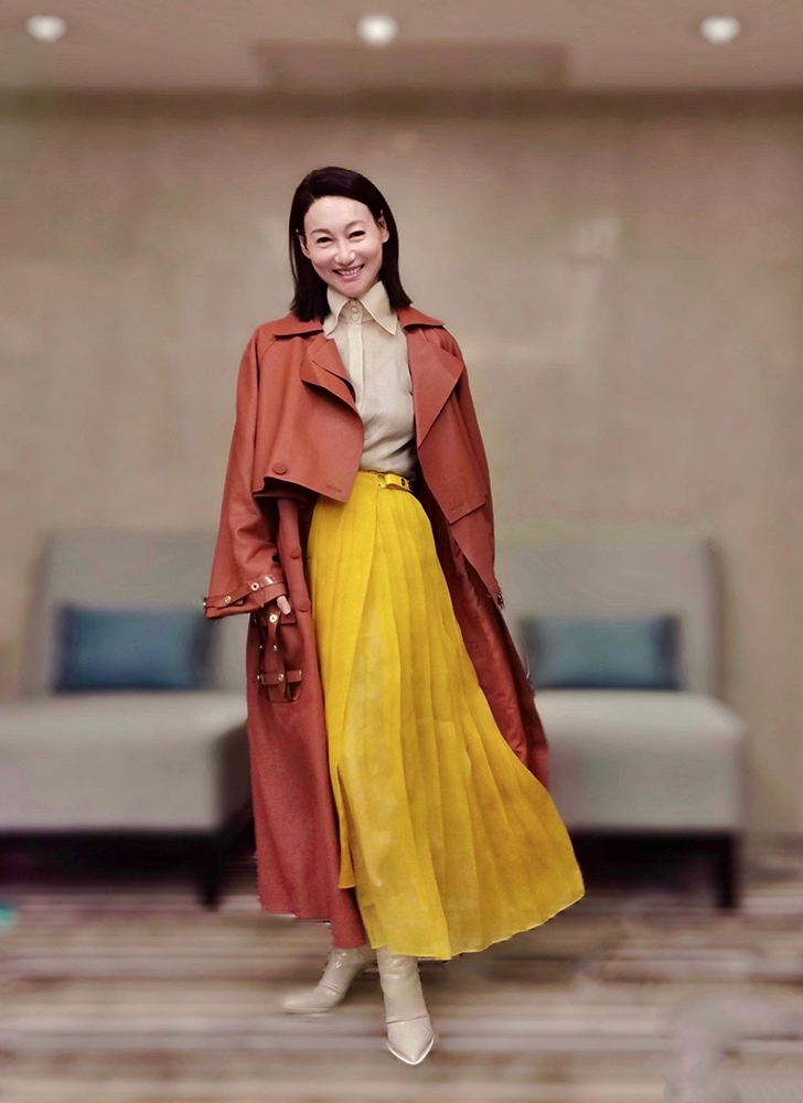 60岁惠英红大片妆发风情魅力,60岁惠英红街头拍戏