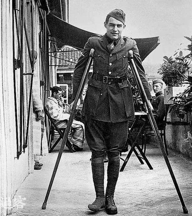 海明威:早年经历5次战争4次车祸2次坠机,晚年却因为FBI而自杀