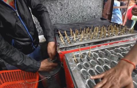 印度街头奇怪的不锈钢设备，看起来有点恶心，做的东西却卖疯了