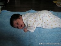 宝宝躺着头偏向一侧怎么纠正正睡,新生儿睡觉头老偏向一边怎么办