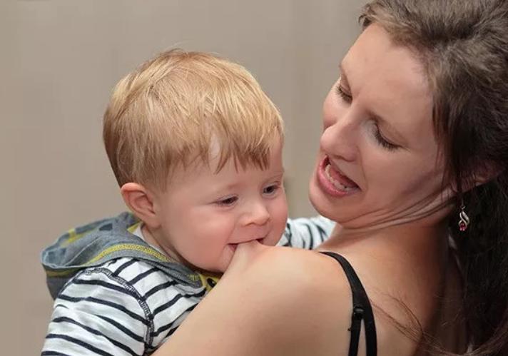 宝宝爱啃拖鞋,宝宝老是啃鞋子啥的正常吗