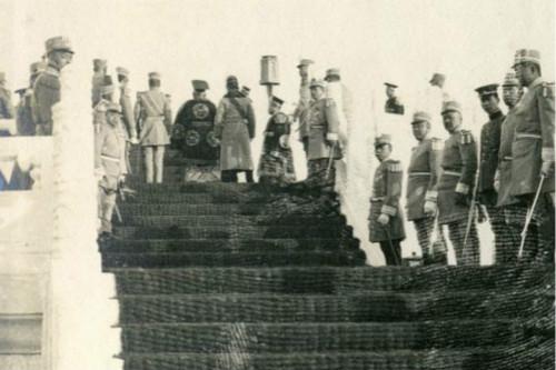 世凯率百官到孔庙祭孔到天坛祭天