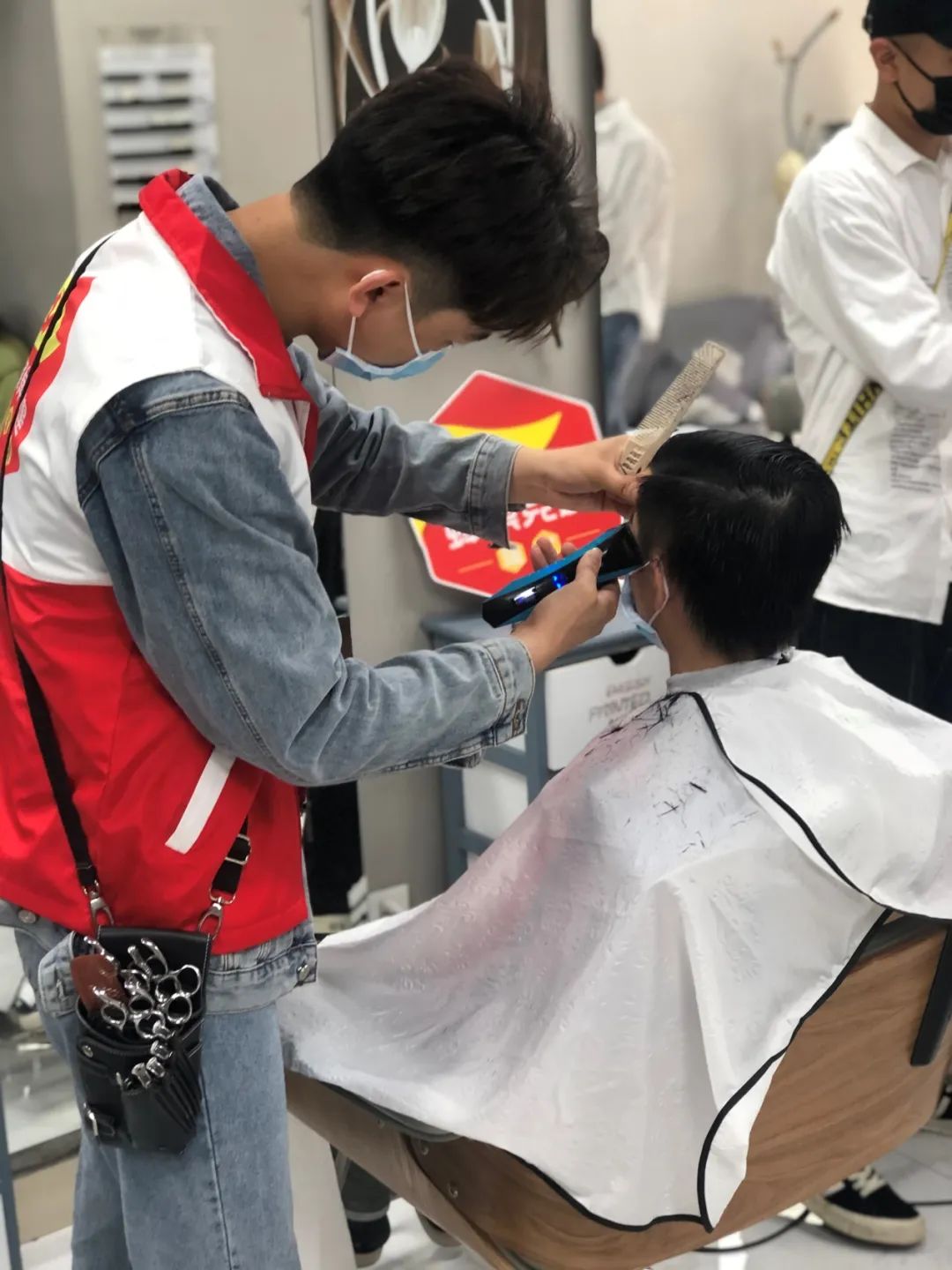 海珠|超赞!派口罩、送凉茶、防疫心理咨询……瑞宝街蜂巢*党**建线上+线下多重暖心服务