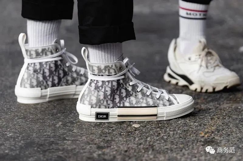 今年最火的10双小白鞋谁穿谁好看,今年最时尚的小白鞋夏天