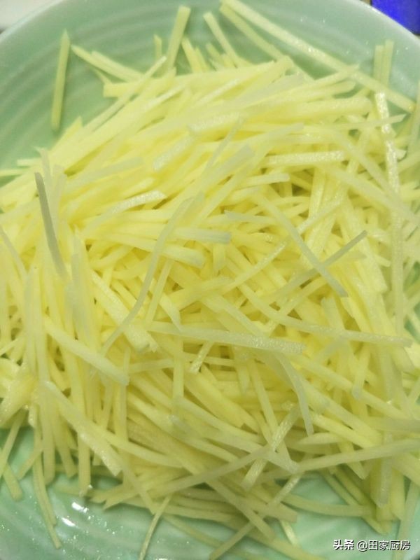 炒土豆丝不用焯水的方法,炒土豆丝不焯水怎么不粘锅